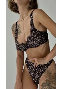 Black lace woman lingerie set: underwire bra and thong panties
